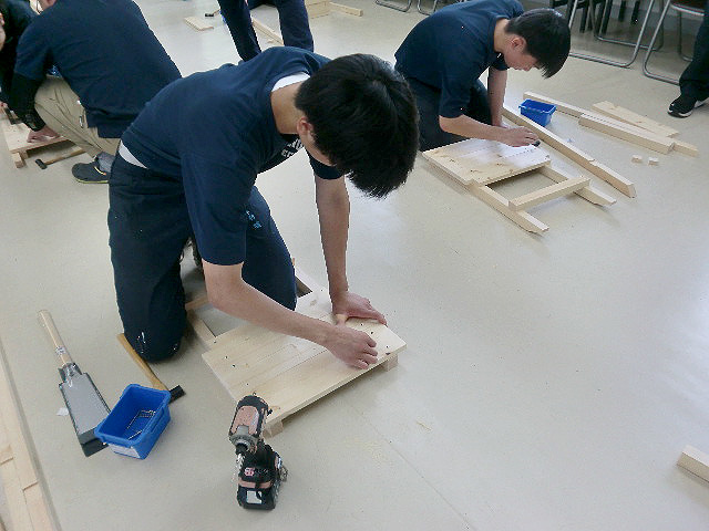 木製椅子の骨組み作り