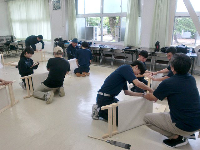 帆布を張って木製椅子が完成